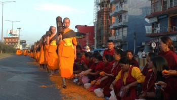 भैरहवामा धम्म यात्रा, बाटोमा फूल छरेर भिक्षुको स्वागत