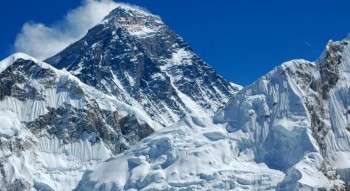 सगरमाथा आरोहणको तयारी सुरु, बाटो बनाउन खटाइए ‘आइसफल डाक्टर’