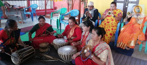 नौमती बजाउन सिक्दै रोङका महिला