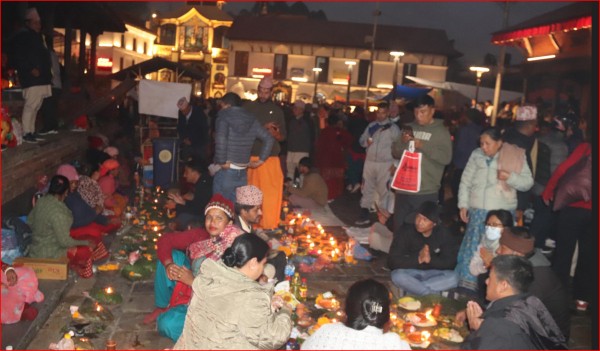 पशुपतिमा बालाचतुर्दशी मेला, पितृका नाममा बत्ती बाल्नले भक्तजनको भीड