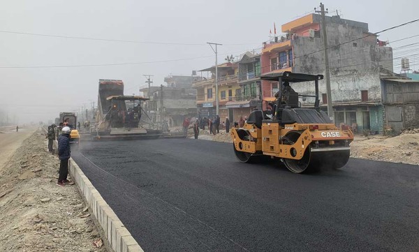 पर्वतको लुङ्खु–हुवास सडक धमाधम कालोपत्र हुँदै