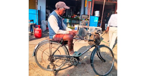 हतियारमा ‘धार’ लगाएर जीविकोपार्जन गरिरहेका ७० वर्षीय मुखिया