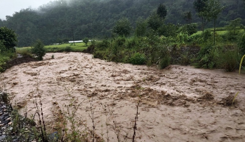 मकवानपुरको सिस्नेरीमा बाढीले ३० घरटहरा बगायो, खानी खेतका २८ घर डुबानमा