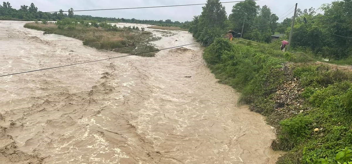 बाढी हेर्न खोलामा गएका दुई जनालाई बगायो