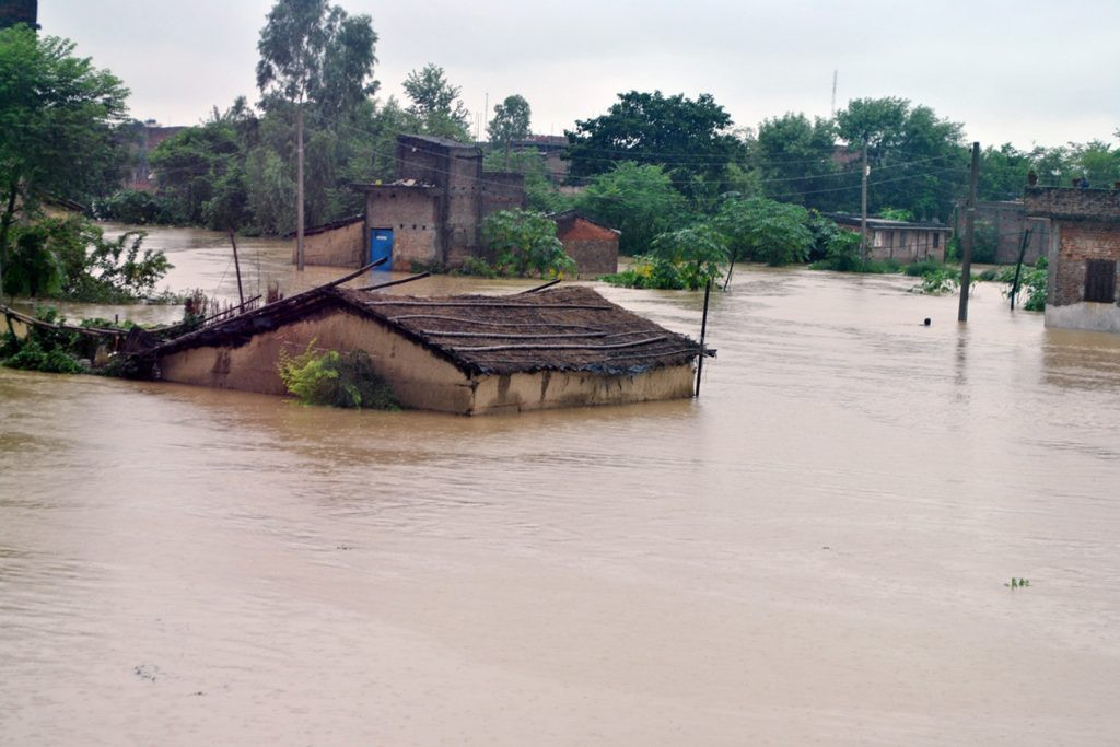 बाढी पसेको क्षेत्रका कच्ची घरहरू भत्किन थाले