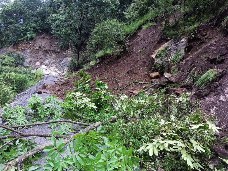 वर्षाका कारण पाँचथरका अधिकांश सडकहरू अवरुद्ध