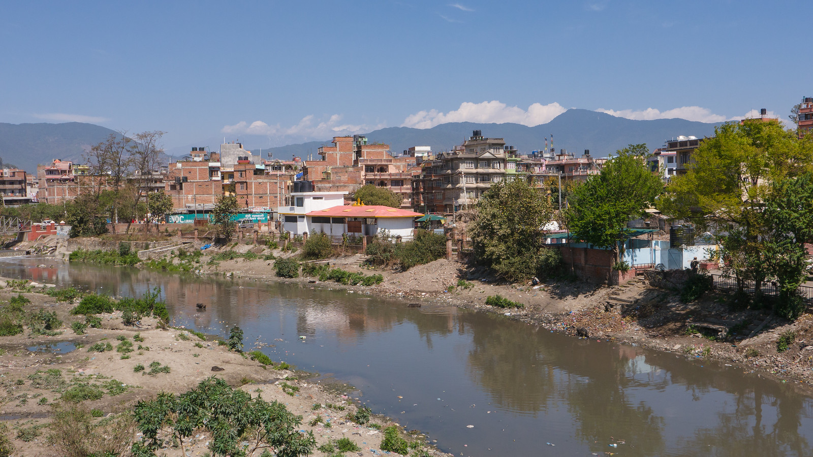 बालाजुको नालीमा मोटरसाइकल खस्दा चालक बेपत्ता