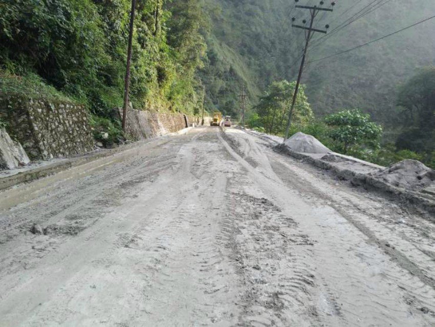 स्थानीयको अवरोधले निर्माणाधीन मध्यपहाडी लोकमार्ग रोकियो