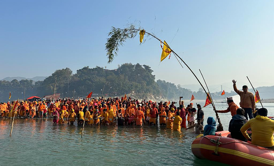 देवघाटमा स्नान गर्न घुइँचो :  गैँडाकोटबाट निःशुल्क डुङ्गाको व्यवस्था