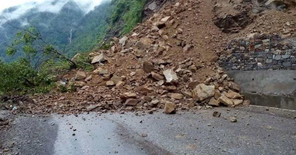 मुग्लिङ-काठमाडौँ सडक खण्डमा एक दर्जनभन्दा बढी स्थानमा पहिरोले सडक अवरुद्ध