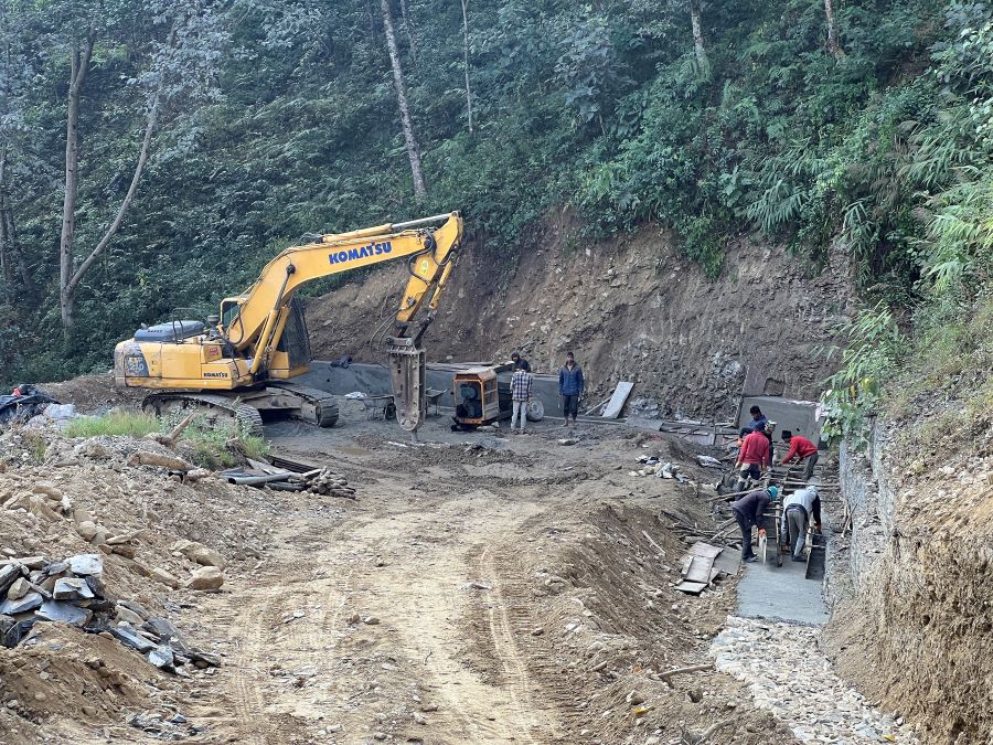 एक्काइस वर्षपछि स्तरोन्नति हुँदै लोकमार्गको वैकल्पिक सडक